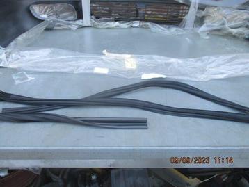 links voorportier ruit rubber landcruiser type 80... 4 deur. beschikbaar voor biedingen