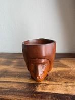 Vintage handgesneden figurale mok, Ophalen of Verzenden, Zo goed als nieuw, Rond, Minder dan 25 cm