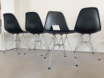 Vitra Eames stoelen zwart gestoffeerd zwart chroom dsr beschikbaar voor biedingen