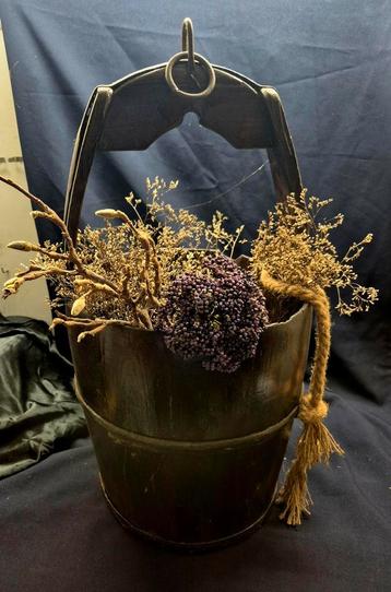 Oude robuuste emmer beschikbaar voor biedingen