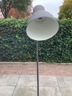 Grijze Staande Lamp - Modern Design, Huis en Inrichting, Lampen | Vloerlampen, Ophalen of Verzenden, Zo goed als nieuw, Metaal