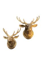 hertenkoppen houtsnijwerk, Ophalen