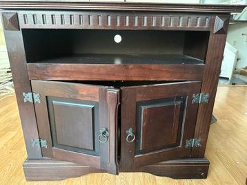 Houten TV-meubel / Kast met deurtjes / gratis beschikbaar voor biedingen