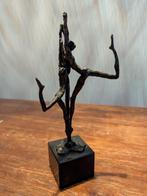 Bronzen beeldjes, onbekende kunstenaar, Ophalen