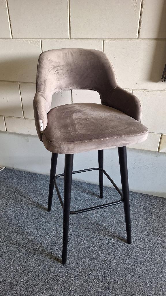 barstoelen met armleuning valvet stone Richmond Interiors, Huis en Inrichting, Barkrukken, Nieuw, 90 cm of meer, Hout, 5 krukken of meer