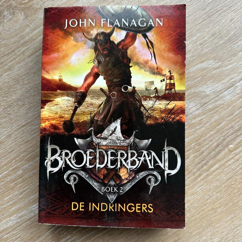 Broederband Boek 2: De Indringers - John Flanagan, Ophalen of Verzenden, Zo goed als nieuw