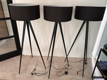 Drie staande lampen driepoot beschikbaar voor biedingen
