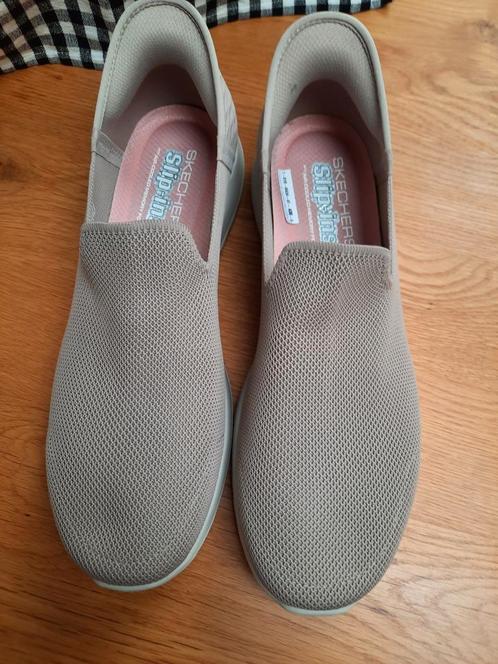 Skechers nieuw slip ins 43 stretch fit beigebruin, Kleding | Dames, Schoenen, Ophalen of Verzenden
