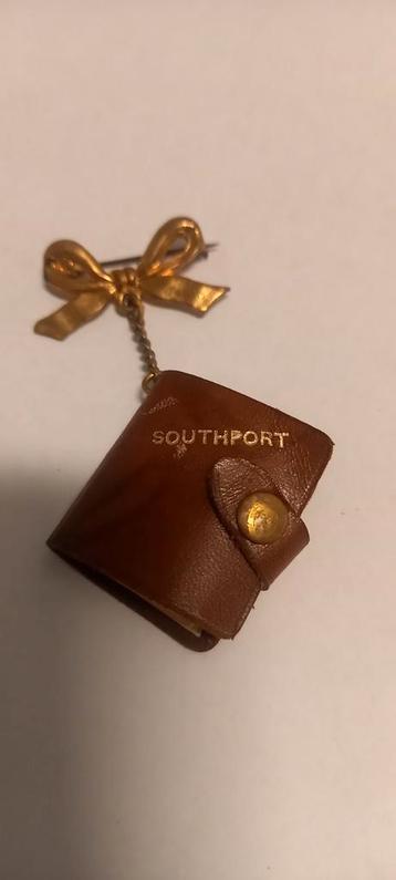 Souvenir Southport Boekje met Strik Broche beschikbaar voor biedingen