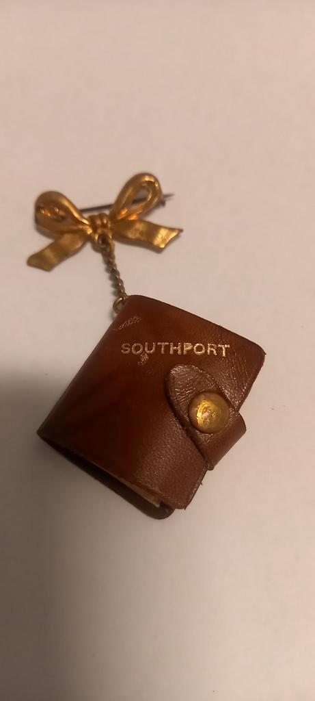 Souvenir Southport Boekje met Strik Broche, Antiek en Kunst, Antiek | Overige Antiek, Ophalen of Verzenden