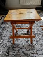 2 vintage houten klaptafeltjes afrikaans motief=gravering, Huis en Inrichting, Ophalen of Verzenden, Zo goed als nieuw, Hout