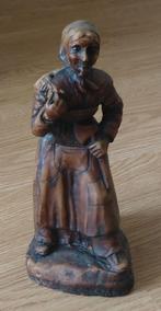 beeldje oude vrouw met bijl, speksteen, volgnr 53, Verzamelen, Beelden en Beeldjes, Ophalen of Verzenden, Gebruikt, Mens