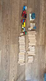 Houten trein en rails met station en overweg, Ophalen of Verzenden, Zo goed als nieuw