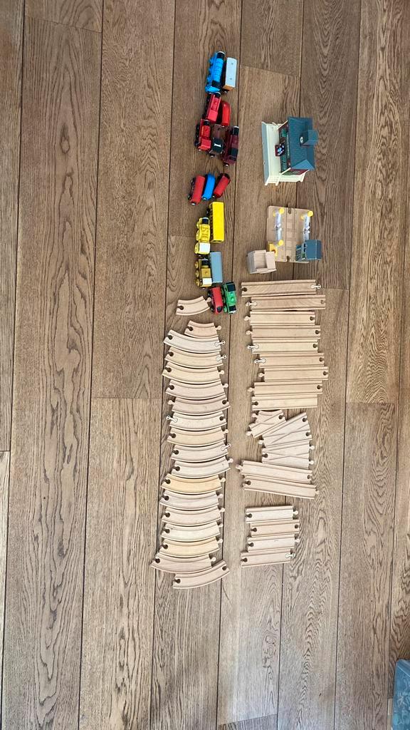 Houten trein en rails met station en overweg, Kinderen en Baby's, Speelgoed | Houten speelgoed, Zo goed als nieuw, Ophalen of Verzenden
