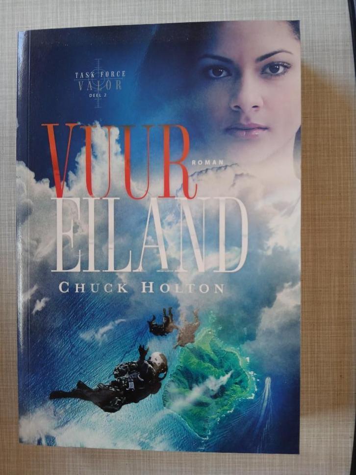 Chuck Holton - Vuureiland, Boeken, Romans, Zo goed als nieuw, Ophalen of Verzenden
