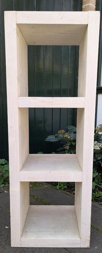 Houten kastje beschikbaar voor biedingen