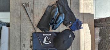 Cap, Jophurs chaps, handschoentjes en zweepje beschikbaar voor biedingen