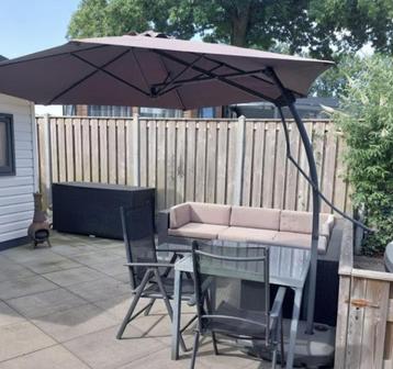 Mooie nette zweefparasol Ø  300cm  beschikbaar voor biedingen