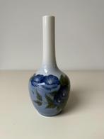 Royal Copenhagen vaas met blauwe bloemen nr. 790-43B, Huis en Inrichting, Ophalen, Blauw, Aardewerk of Porselein, Zo goed als nieuw