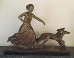 Art Deco sculptuur gips  dame met 2 hazewindhonden gemerkt, Ophalen