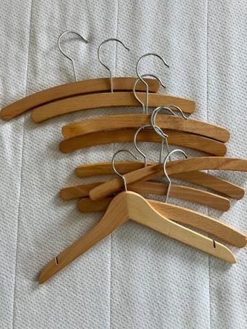 houten kinderkleding kledinghangers beschikbaar voor biedingen