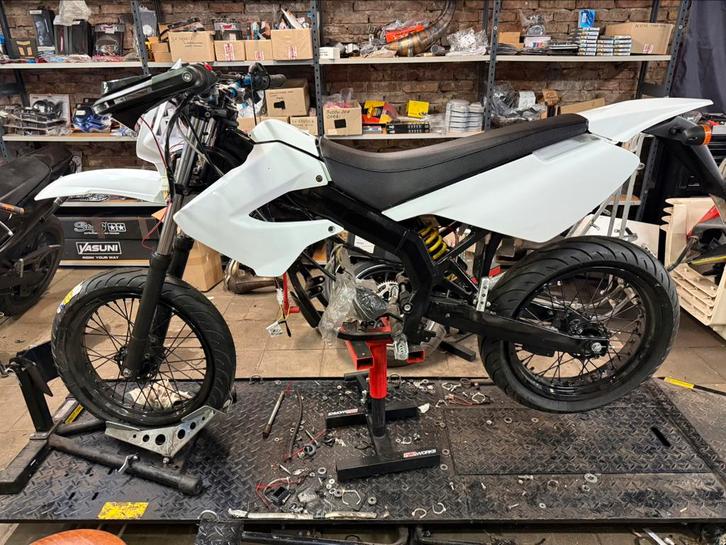 Derbi xtreme project bijna alles nieuw opknapper, Fietsen en Brommers, Brommeronderdelen | Algemeen, Zo goed als nieuw, Frame