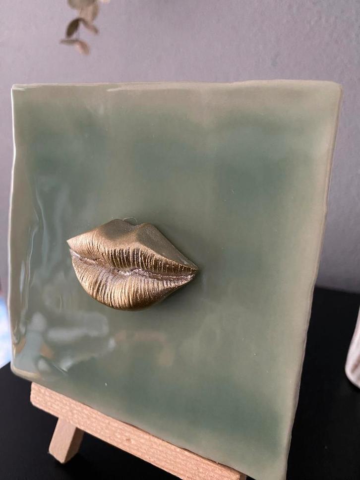 Handgemaakt 3D Tegeltje KUSSS, Huis en Inrichting, Woonaccessoires | Wanddecoraties, Nieuw, Ophalen of Verzenden