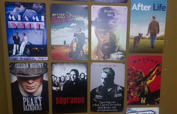 17 metalen retroborden van diverse klassieke en nieuwe seri, Verzamelen, Posters, Nieuw, Film en Tv, A4 of kleiner, Rechthoekig Liggend
