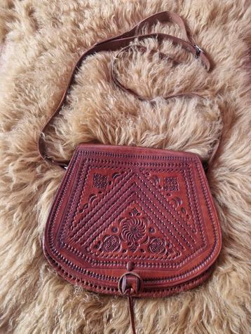 Vintage handbewerkte lederen schoudertas beschikbaar voor biedingen