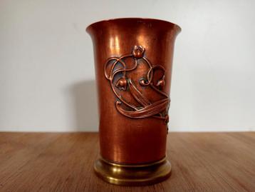 Jugendstil Koperen Beker met Bloemenreliëf beschikbaar voor biedingen