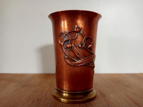 Jugendstil Koperen Beker met Bloemenreliëf, Antiek en Kunst, Antiek | Vazen, Ophalen of Verzenden