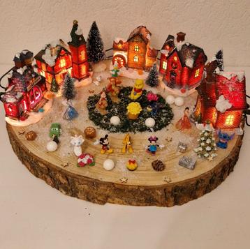 Prachtig groot kerstdorp op boomstam met o.a
Stitch.winnie. beschikbaar voor biedingen