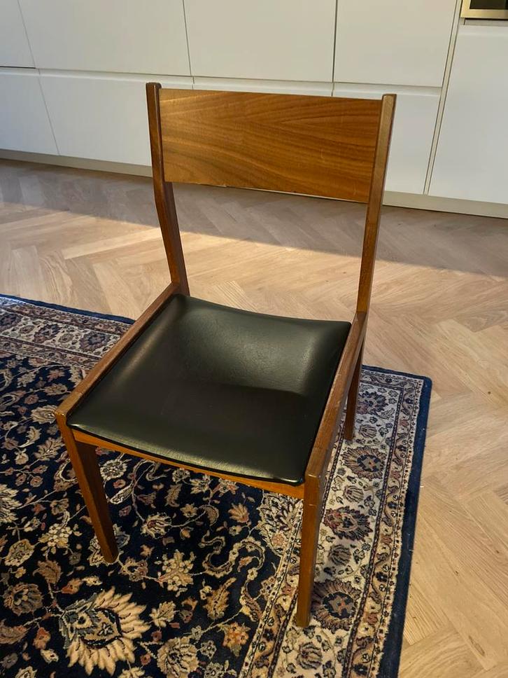 Twee Vintage Mid-Century Houten Stoelen Zwart Skai Zitting, Huis en Inrichting, Stoelen, Gebruikt, Twee, Hout, Bruin, Ophalen of Verzenden