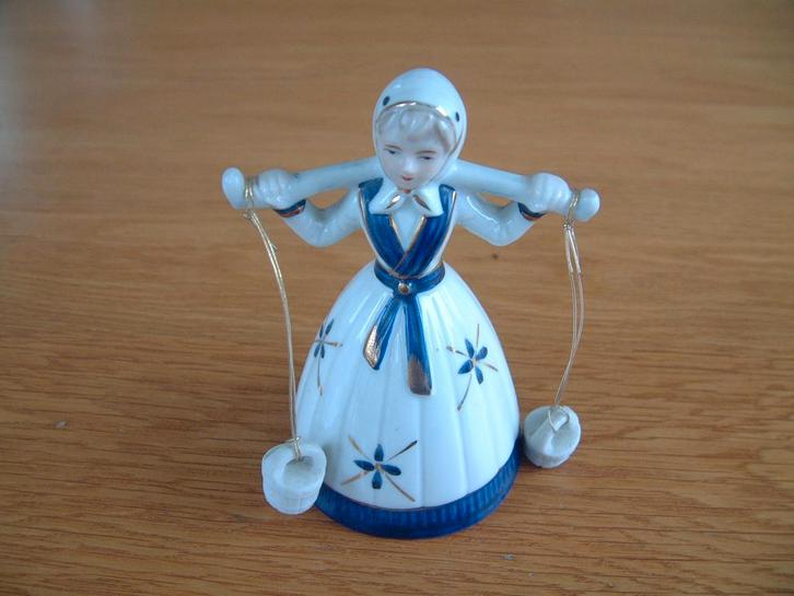 Gaaf beeldje melkmeisje meisje met emmers, Verzamelen, Beelden en Beeldjes, Zo goed als nieuw, Mens, Ophalen of Verzenden