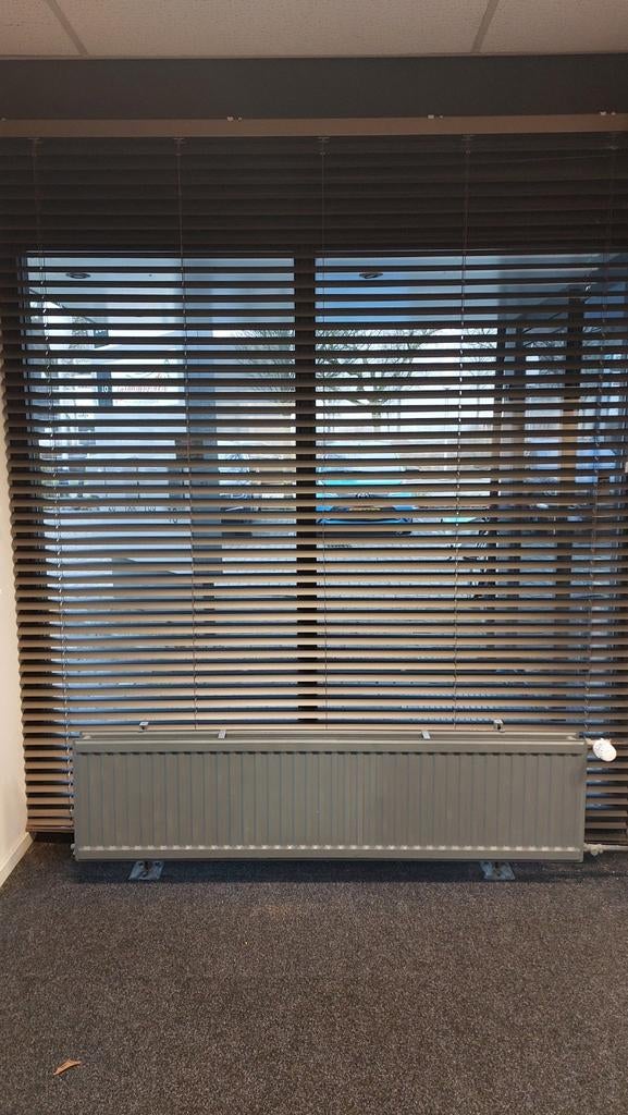 Mooie luxaflex, taupe, 5cm, hoogte 235 cm, 4 stuks, uit 2022, Ophalen, Zo goed als nieuw, 200 cm of meer, 200 cm of meer