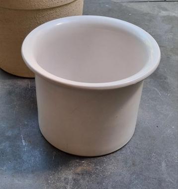 Te koop een witte bloempot.  beschikbaar voor biedingen