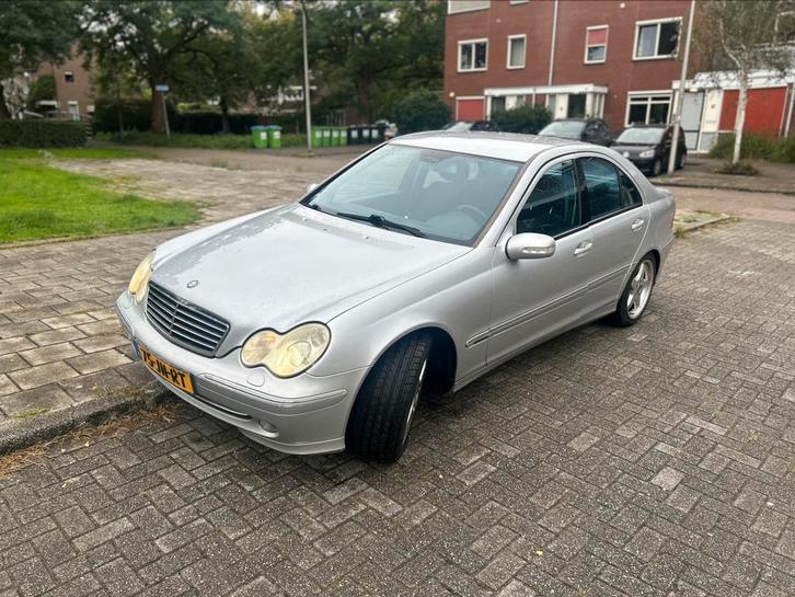 Mercedes-Benz C-Klasse 1.8 C200 Kompr Sedan 2002 Grijs, Auto's, Mercedes-Benz, Particulier, C-Klasse, Benzine, D, Sedan, Handgeschakeld