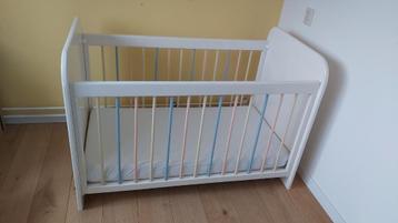 Baby ledikant met matras beschikbaar voor biedingen