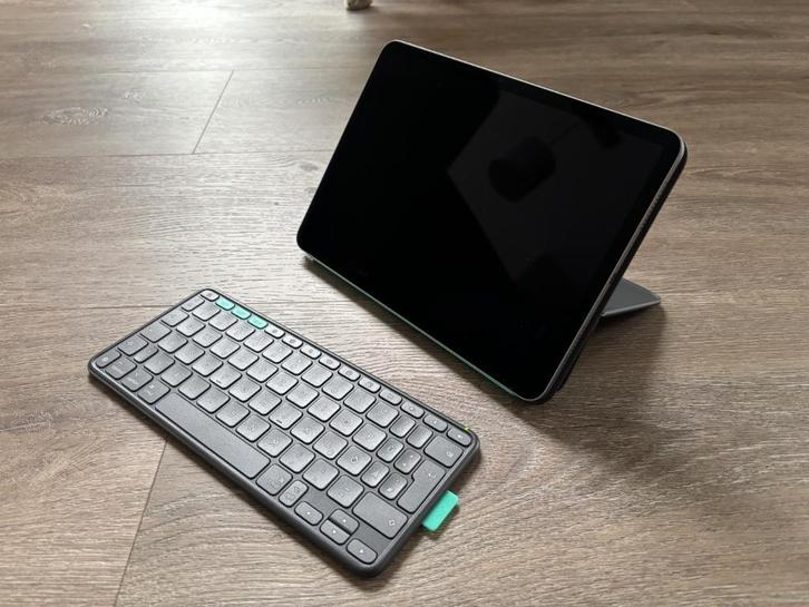 Logitech Flip Folio iPad 11" toetsenbordcase duits, Computers en Software, Tablet-hoezen, Nieuw, Bescherming voor- en achterkant