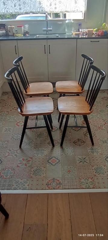 4 true vintage vol houten spijlenstoelen jaren 50/60 beschikbaar voor biedingen