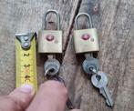 2 kleine slotjes / hangsloten 20mm, Ophalen of Verzenden, Nieuw, Rvs, Slot