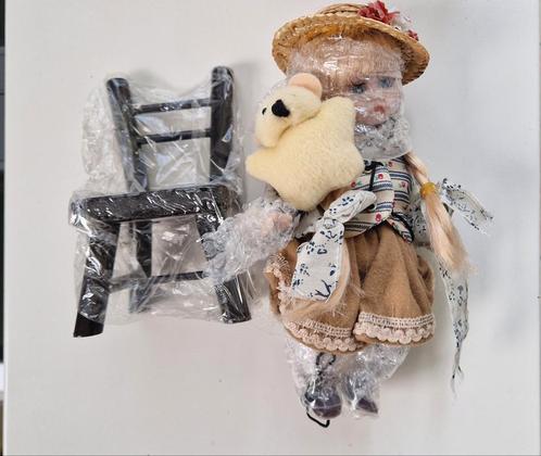 Vintage pop met stoeltje en knuffel – schattig setje in folk, Kinderen en Baby's, Speelgoed | Poppen, Nieuw, Overige typen, Ophalen of Verzenden