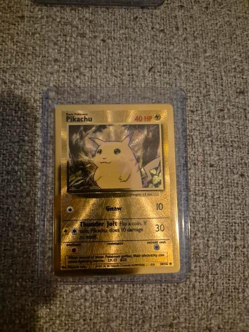 Pikachu gold metal kaart van celebrations, Hobby en Vrije tijd, Verzamelkaartspellen | Pokémon, Zo goed als nieuw, Losse kaart