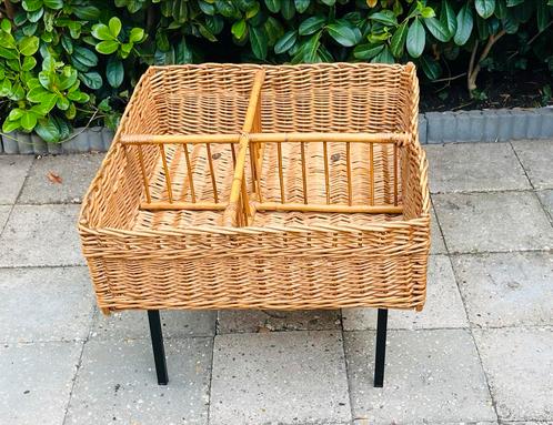 Rieten Mand op Poten, Huis en Inrichting, Woonaccessoires | Schalen en Manden, Gebruikt, Mand, Vierkant, Riet, Ophalen of Verzenden