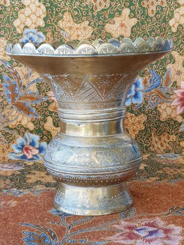 Mooie zware antieke Oosterse vaas van bewerkt brons 21 cm. beschikbaar voor biedingen
