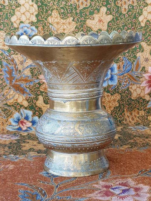 Mooie zware antieke Oosterse vaas van bewerkt brons 21 cm., Antiek en Kunst, Antiek | Vazen, Ophalen of Verzenden