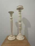 2 witte houten kandelaars (dikke kaarsen), Ophalen of Verzenden, Gebruikt, 50 tot 75 cm