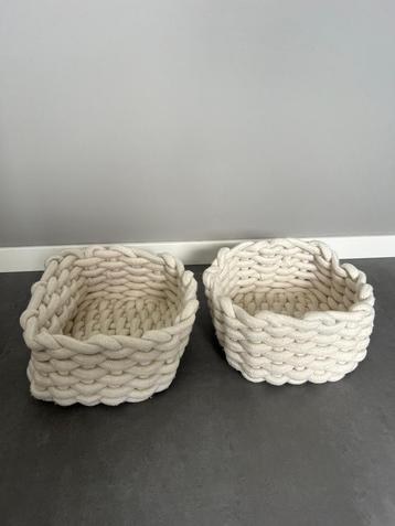 2 witte stoffen opbergmandjes – praktisch en decoratief beschikbaar voor biedingen