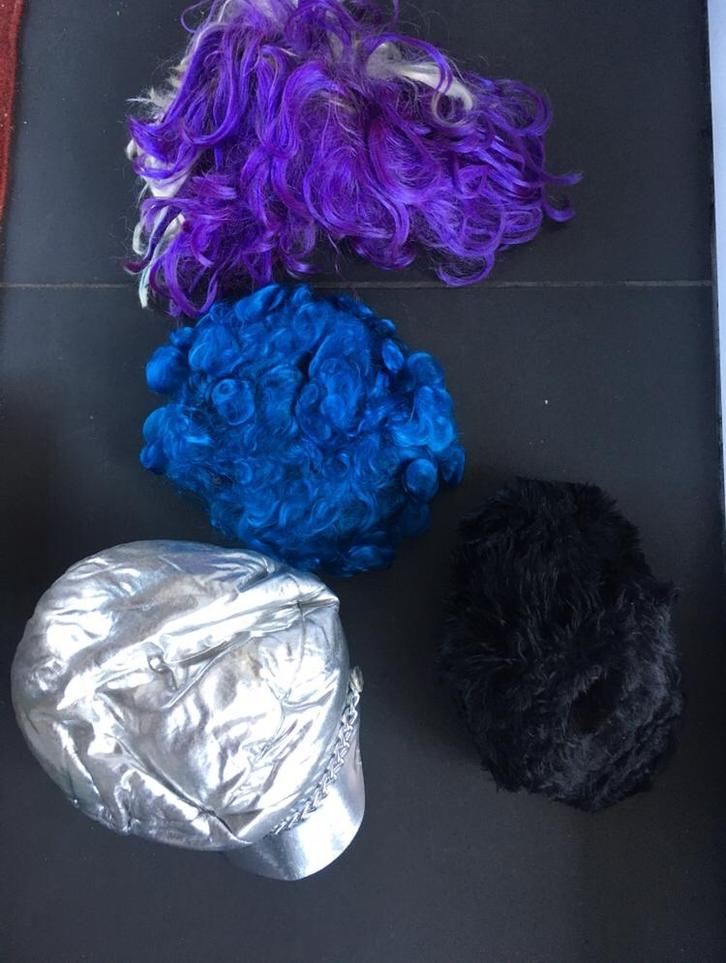 Diverse mutsen pruiken maskers pakken gezellig eng, Kleding | Dames, Carnavalskleding en Feestkleding, Zo goed als nieuw, Kleding