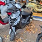 Super mooie Piaggio Zip  scooter, Fietsen en Brommers, Scooters | Piaggio, Ophalen, Zip, Zo goed als nieuw, Benzine